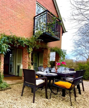Cosy Cotswold Lodge by Your Home Here, ideal for families with log-burner, spa, private parking and heated swimming pools